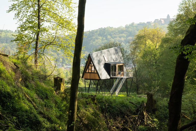 Blick aus dem A-Frame auf Burg Breuberg