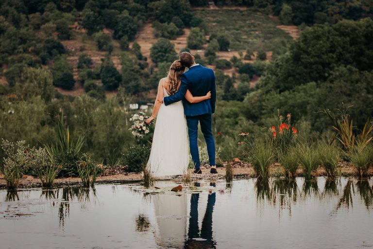 Brautpaar am Naturteich mit Blick auf den Odenwald